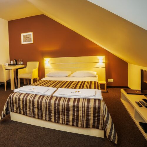 Pokój z łóżkiem małżeńskim i pojedynczym