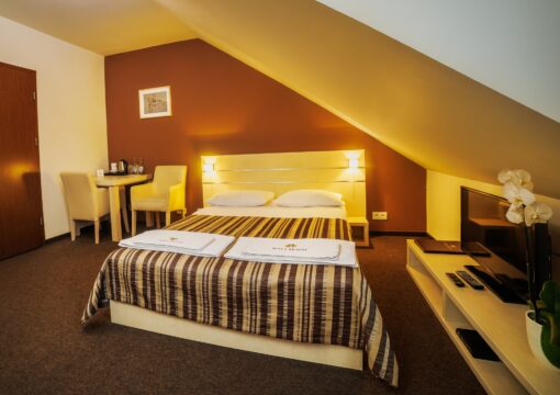 Pokój z łóżkiem małżeńskim i pojedynczym