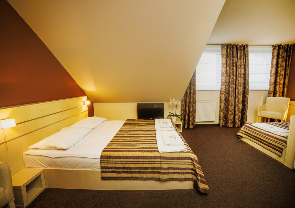 Pokój dwuosobowy z łóżkiem małżeńskim