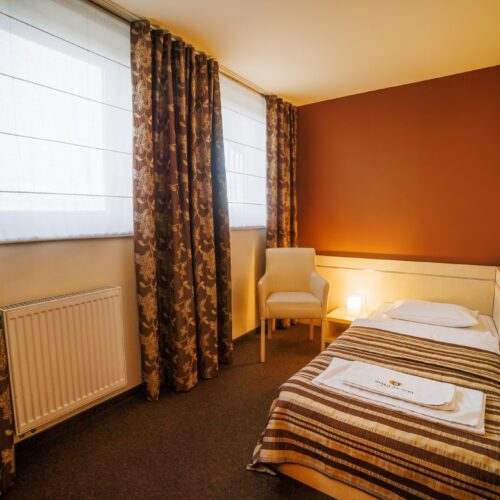 Pokój dwuosobowy z łóżkiem małżeńskim Pokój dwuosobowy z łóżkiem małżeńskim