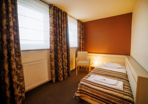 Pokój z łóżkiem małżeńskim i pojedynczym