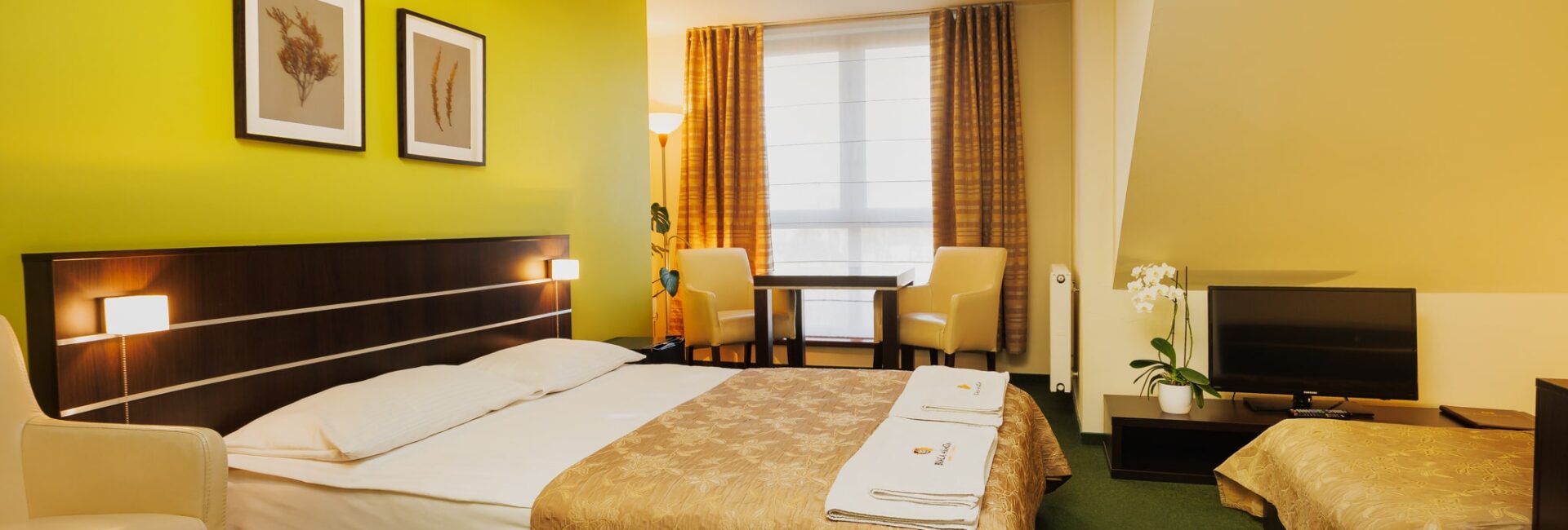 Pokój Deluxe z łóżkiem małżeńskim i pojedynczym Pokój Deluxe z łóżkiem małżeńskim i pojedynczym