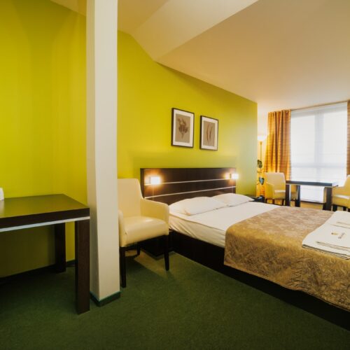 Pokój Deluxe z łóżkiem małżeńskim i pojedynczym Pokój Deluxe z łóżkiem małżeńskim i pojedynczym