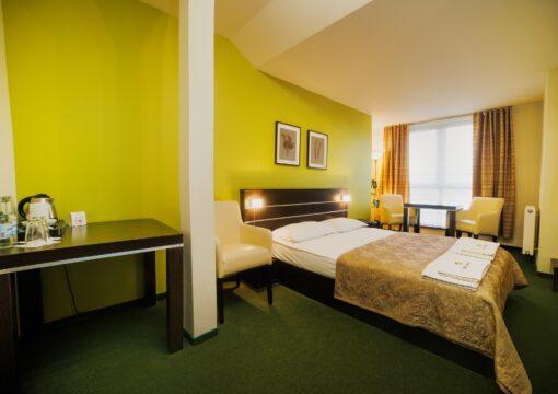 Pokój Deluxe z łóżkiem małżeńskim i pojedynczym