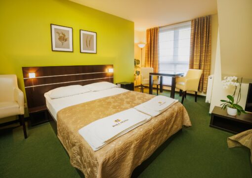 Pokój Deluxe z łóżkiem małżeńskim i pojedynczym