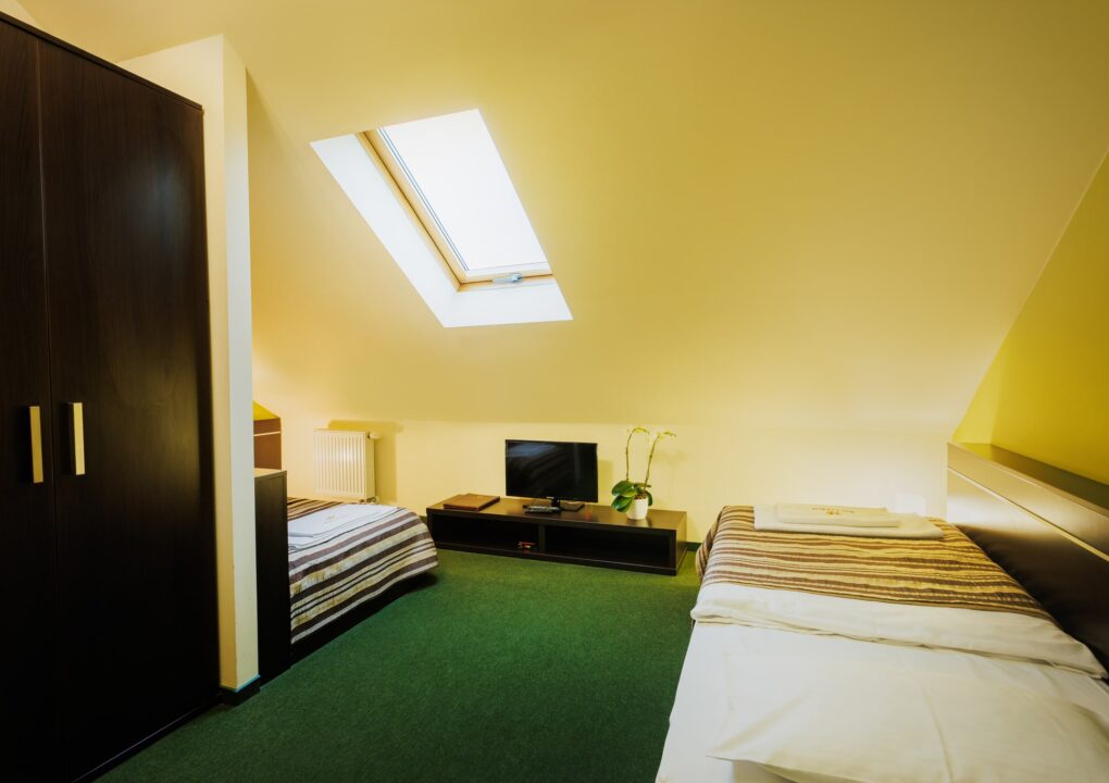 Pokój z dwoma pojedynczymi łóżkami