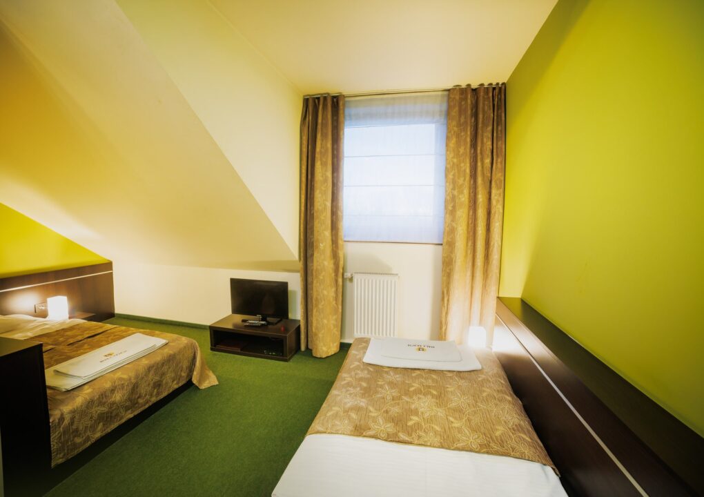 Pokój z dwoma pojedynczymi łóżkami