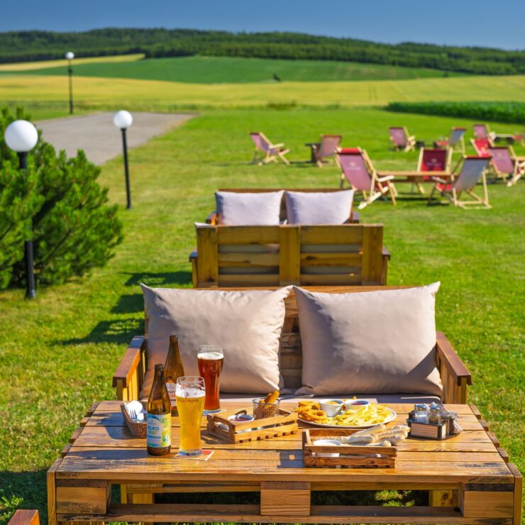 Weekend w stylu slow – dlaczego coraz więcej osób wybiera kameralne hotele i restauracje poza miastem